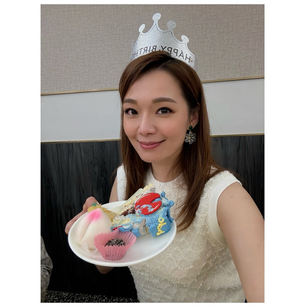 呂慧儀生日,獲《愛回家》劇組為她慶生。 呂慧儀生日,獲《愛回家》劇組為她慶生。