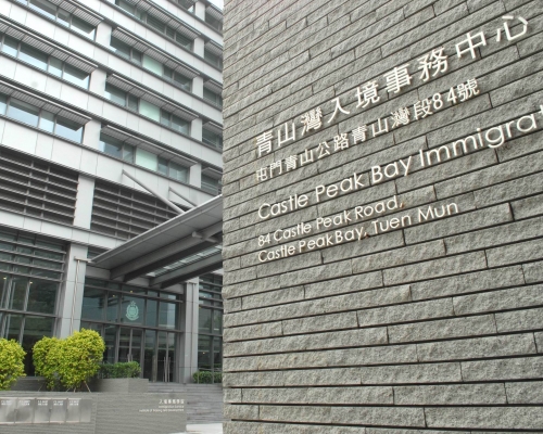 有報道指,青山灣入境事務中心對拒領膳食的被羈留者作出「有違人權」的對待。資料圖片