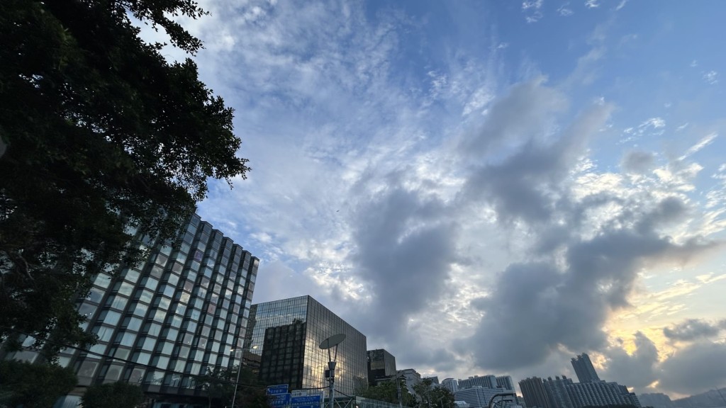 本港地區今日大致多雲,有幾陣驟雨。蔡楚輝攝 本港地區今日大致多雲,有幾陣驟雨。蔡楚輝攝