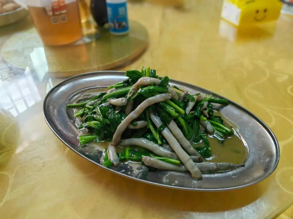 韭菜炒沙蟲（圖片來源：Facebook@深圳大灣區國內吃喝玩樂開心分享區）
