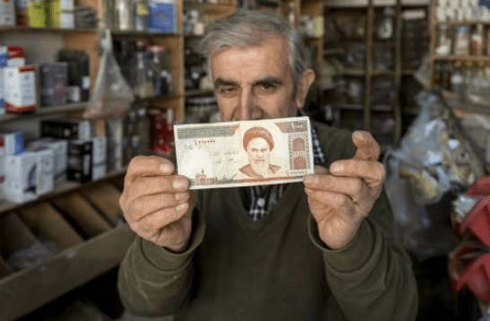 此次动乱的核心在于伊朗货币里亚尔（IRR）跌至历史新低。法新社