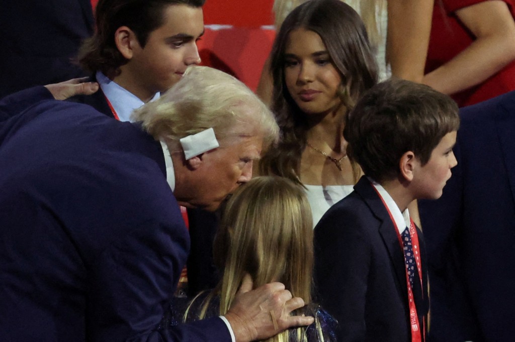 特朗普在共和党全国代表大会第3天，亲吻孙女Chloe。（路透社）
