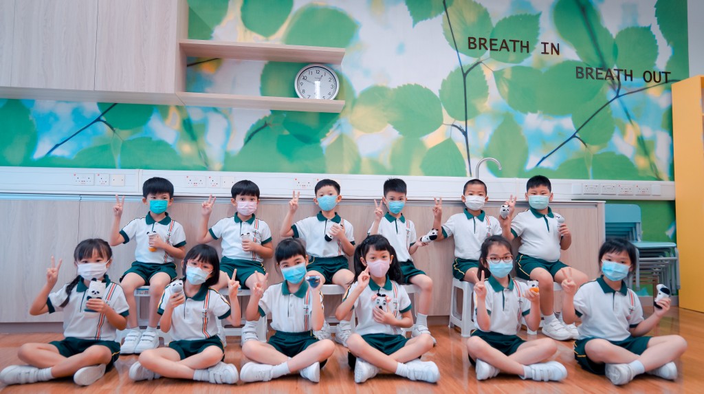 聖公會基福小學為賽馬會「樂天心澄」種子學校之一，校內設靜觀室和靜觀學生大使（下圖），推廣靜觀文化。