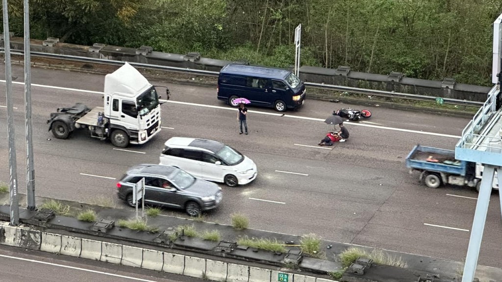 吐露港公路貨Van撞電單車 鐵騎士受傷倒地。馬路的事 (即時交通資訊台)FB