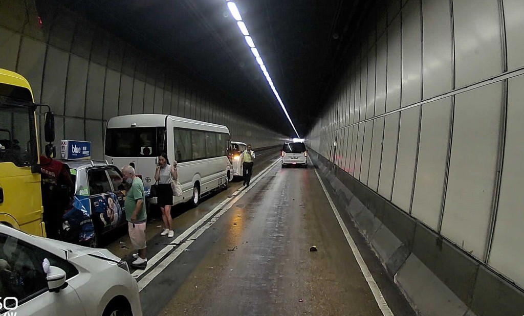 香港仔隧道发生5车相撞意外。fb：车cam L（香港群组）