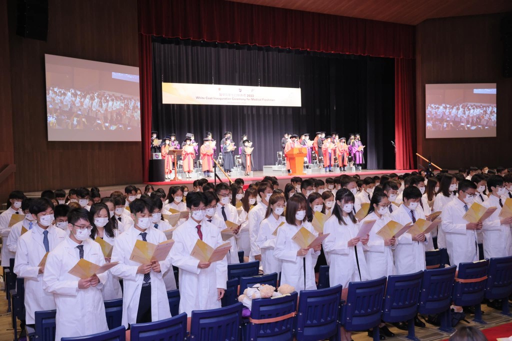 王沛詩勉勵同學勿忘穿上白袍所作的承諾。中大醫學院FB