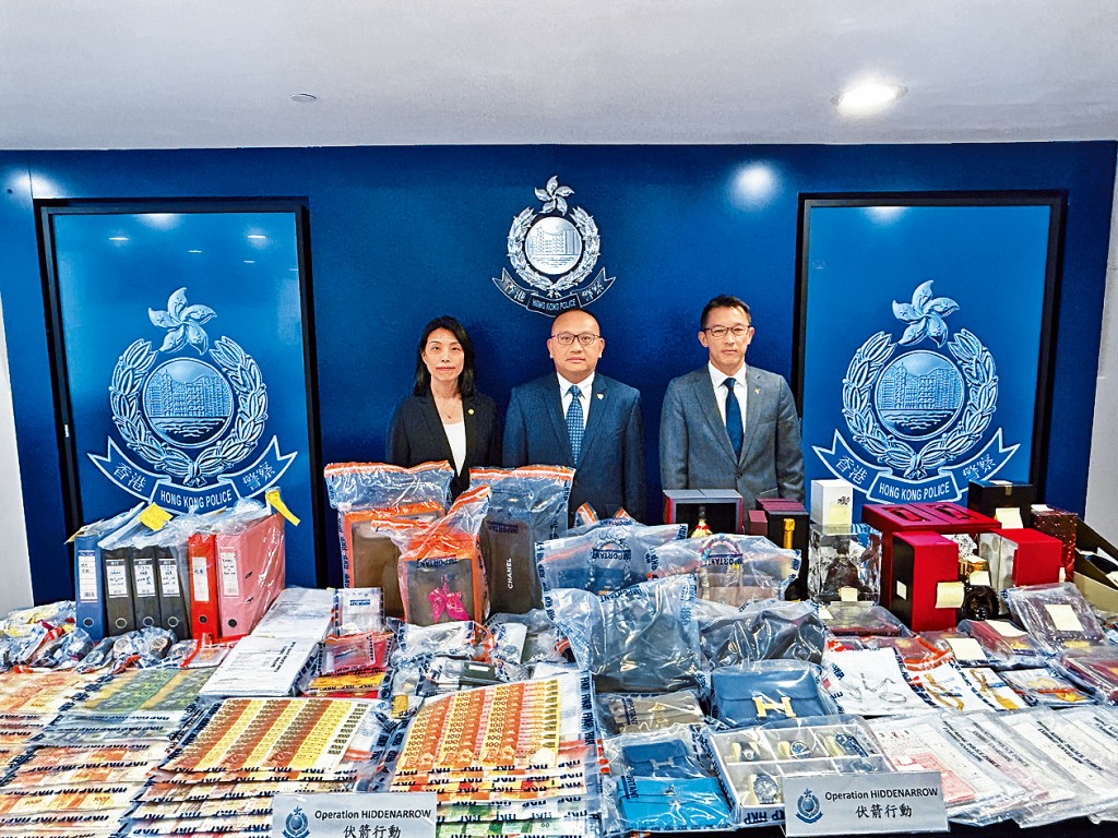 警方財富情報及調查科總警司鄭麗琪(左)、有組織罪案及三合會調查科總警司關競斌(中)及商業罪案調查科總警司黃震宇(右) 交代案件。