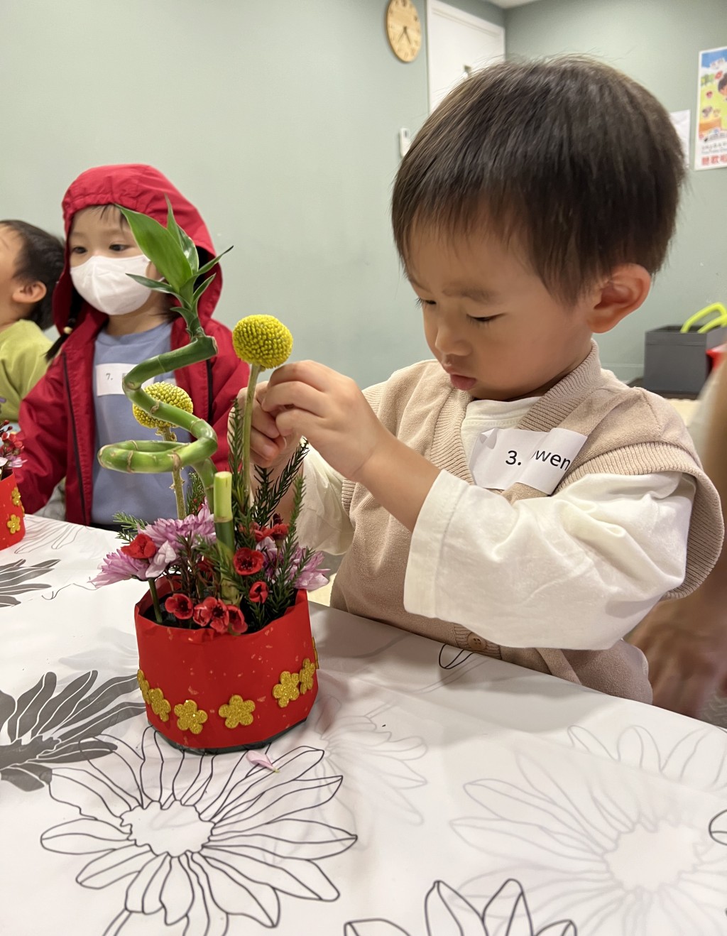 孩子親手創作屬於自己的蛇年主題花藝作品，增進美感與創造力，留下新年美好的紀念品。（圖片來源：受訪者提供）