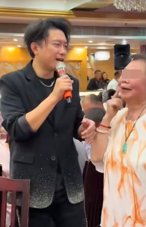 熱情女士希望禢振華亦親她的面頰。 熱情女士希望禢振華亦親她的面頰。