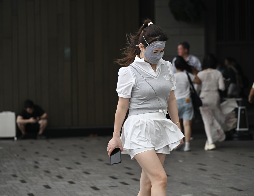 在東北季候風及該低壓系統共同影響下,下週初至中期華南沿岸風勢頗大。 在東北季候風及該低壓系統共同影響下,下週初至中期華南沿岸風勢頗大。