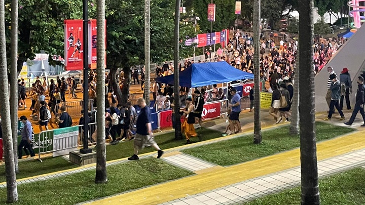 香港國際七人欖球賽第二日賽事結束,觀眾陸續離場。