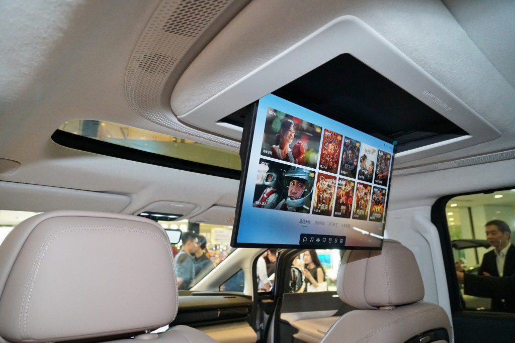 小鵬汽車XPENG X9中排設頂置大屏幕和迷你冰箱，配置高級。