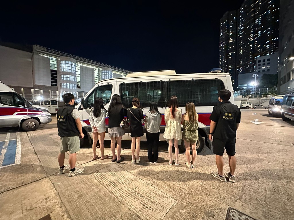 警方聯同入境處拘捕24名女子。警方提供 警方聯同入境處拘捕24名女子。警方提供