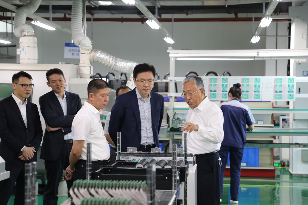 孙东参观重庆四联测控技术有限公司的智能生产线。