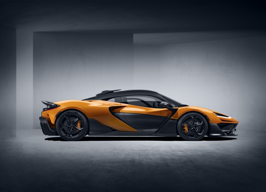 McLaren W1車身體積(4,635 x 2,074 x 1,182mm，軸距2,680mm)只比Senna大一點。