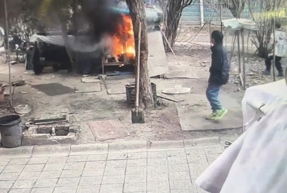 2名頑童放火燒死狗籠內的小旺。微博