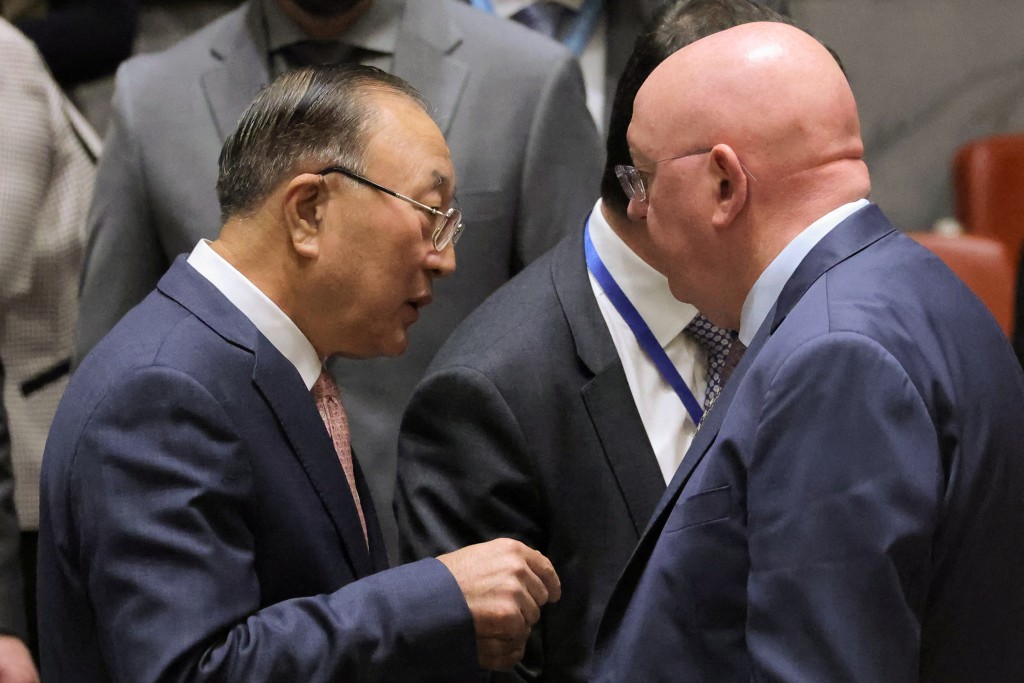张军（左）和俄罗斯常驻联合国代表涅班济亚在在安理会上交流。路透社