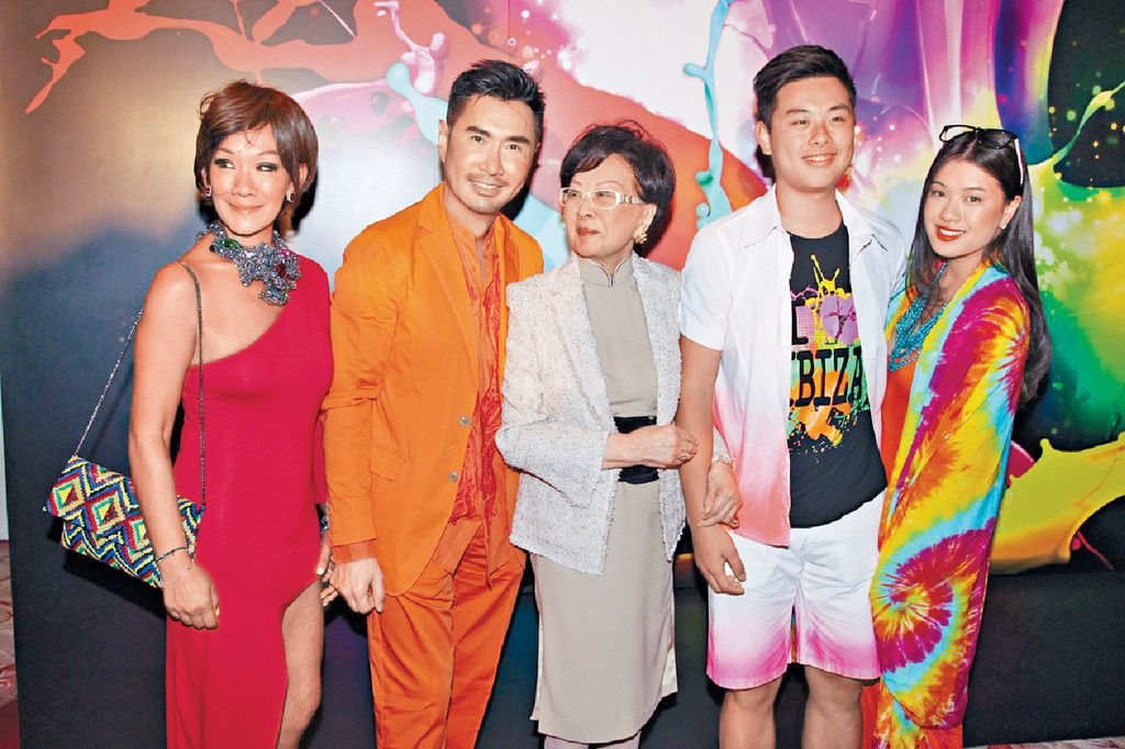 ■利孝和夫人在14年出席女婿雷禮權（左二）的派對，三代同堂。