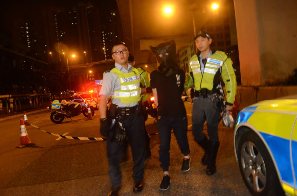 警方拘捕司机。