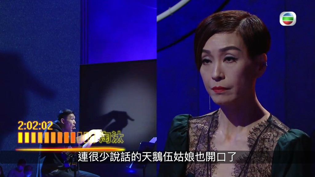 劉家聰在台上坐著輪椅表演影子舞。