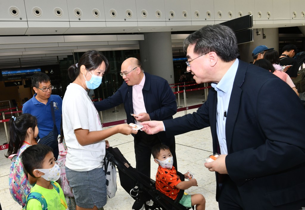 港鐵公司行政總裁金澤培博士聯同「高鐵隊長」一同向乘客致送小禮物。（MTR圖片）