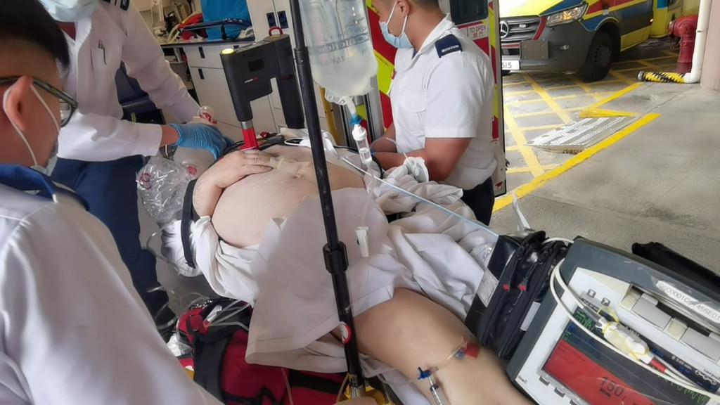 晕倒的酒店男住客由救护员送院抢救。