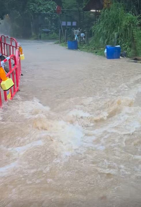 粉錦公路安圃村路口嚴重水浸。 粉錦公路安圃村路口嚴重水浸。