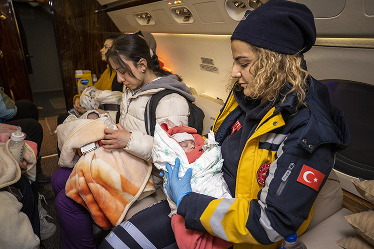 救援人员用总统专机运送灾区婴儿。