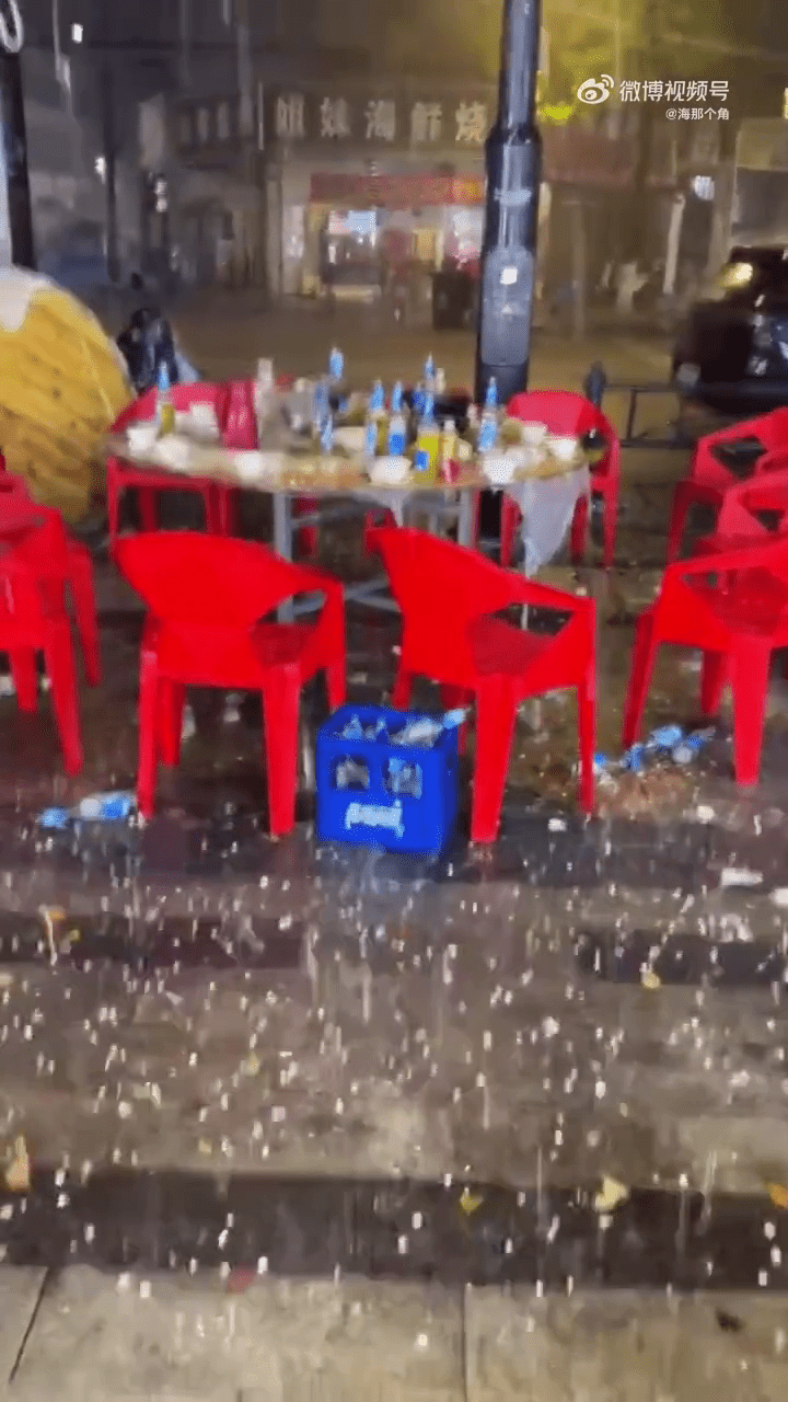 武汉暴雨伴随冰雹大风。