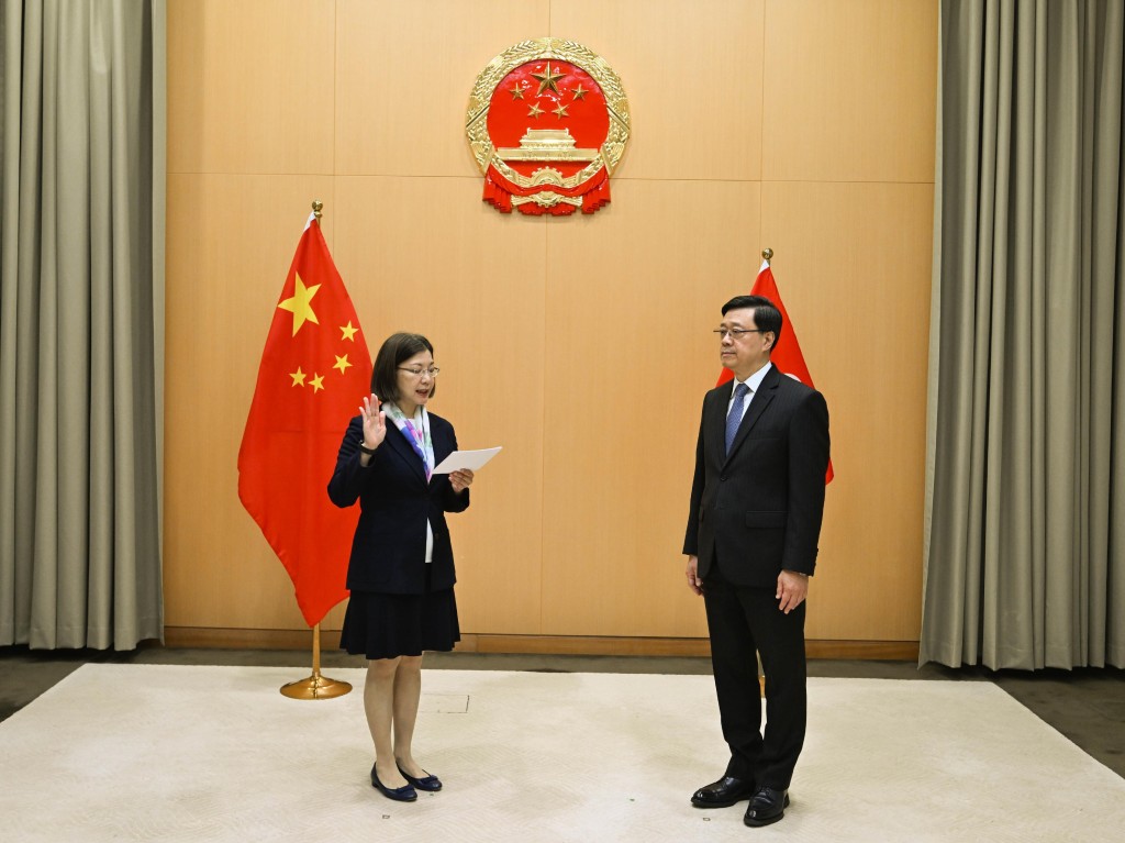 新任政制及內地事務局局長謝小華在行政長官李家超(右)監誓下宣誓就職。政府新聞處 新任政制及內地事務局局長謝小華在行政長官李家超(右)監誓下宣誓就職。政府新聞處