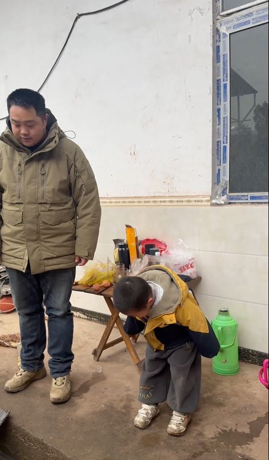 男童開席前弄翻菜餚，痛哭認錯短片在網上熱播。抖音