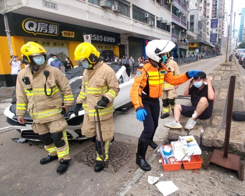 救護員到場後,在柯士甸道近廣東道為傷者治理。