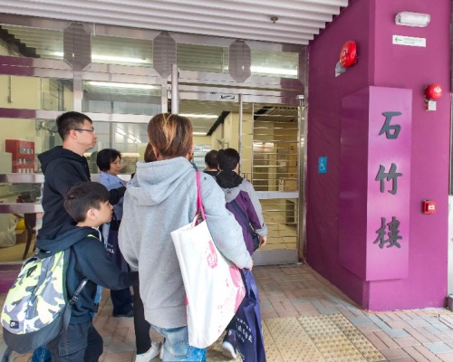 石竹樓居民入伙情形。 房委會提供