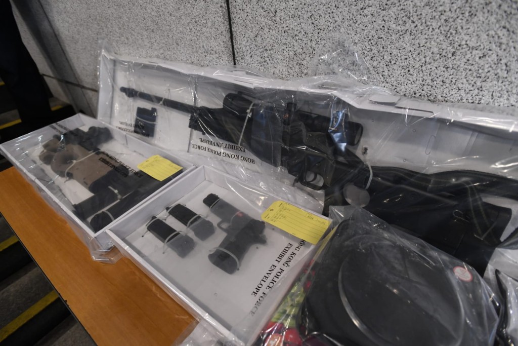 警方檢獲化學品、仿製槍械及旗幟。