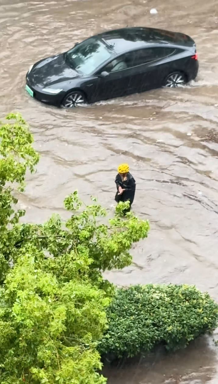 小周無助地在積水中找手機引起網民關注。
