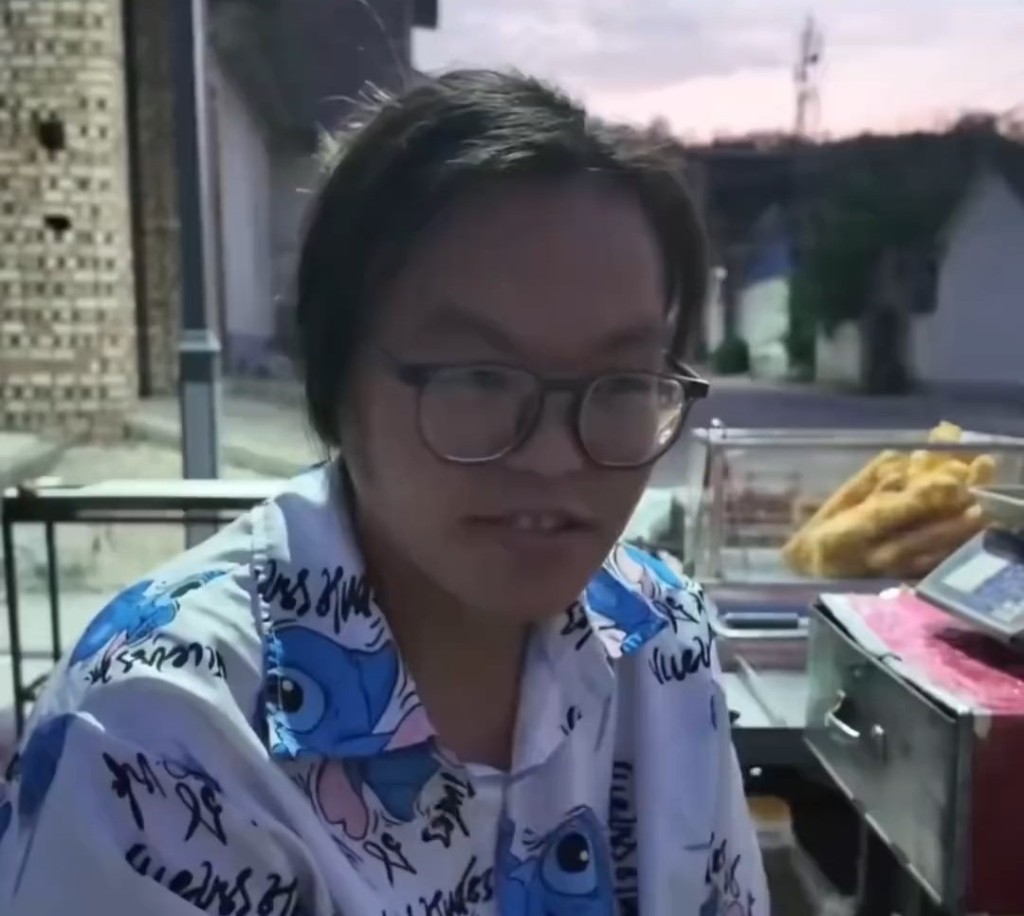 駢某興目前與丈夫賣小食為生。 駢某興目前與丈夫賣小食為生。