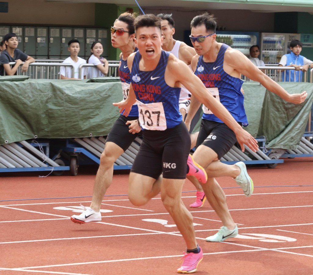 港接力队成员李康杰(前)在早前的香港田径锦标赛男子100米以10秒53夺冠。资料图片