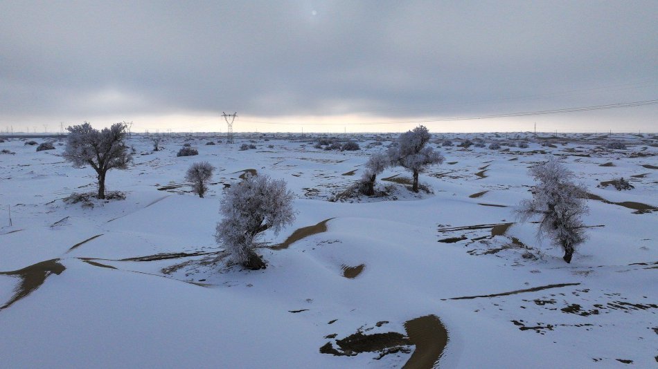 新疆塔克拉瑪干沙漠現「雪海」奇景。（微博）