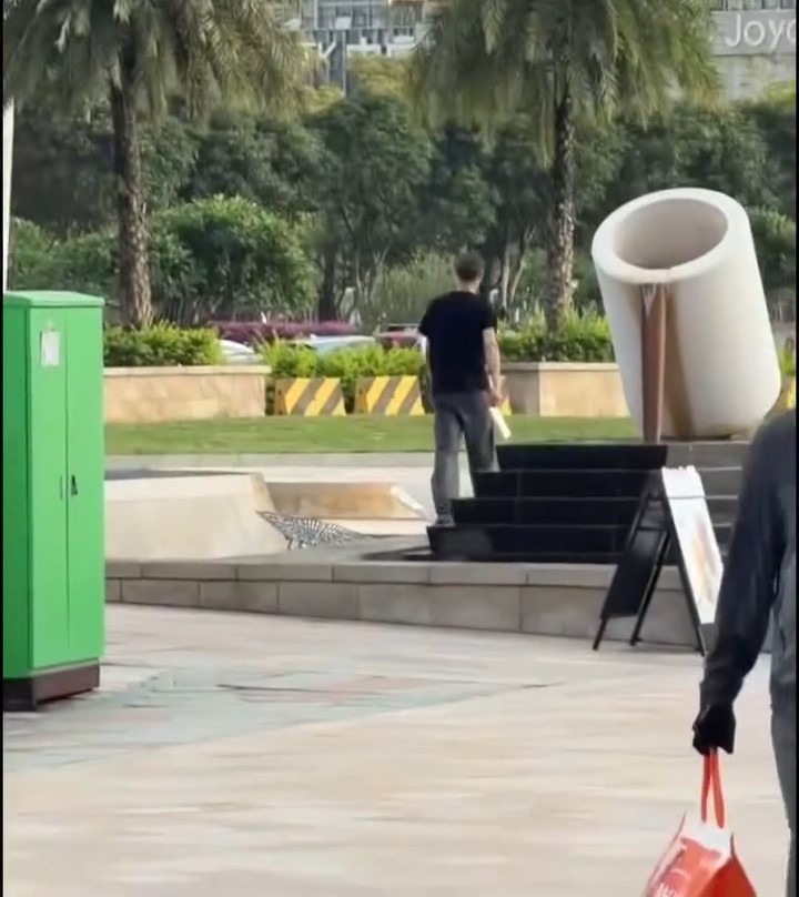 疑兇手持利刀物體。互聯網