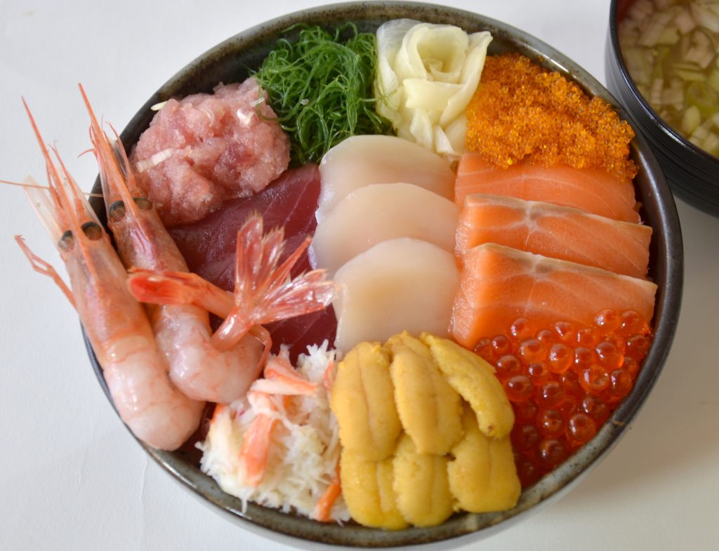 北海道海鮮丼的海膽、螃蟹、三文魚卵及扇貝等傳統主力食材正逐漸退場。小樽觀光協會 北海道海鮮丼的海膽、螃蟹、三文魚卵及扇貝等傳統主力食材正逐漸退場。小樽觀光協會