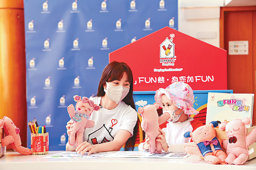 ■Kay向阿怡大講「家Fun熊」的故事，聽到阿怡入晒神。