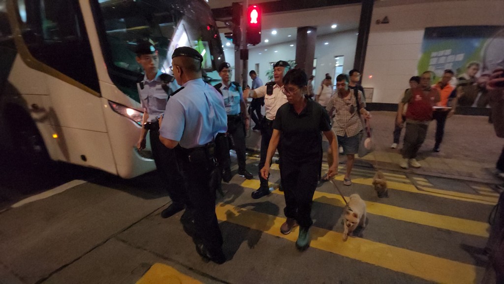 最後車輛到場，楊女士及其患病丈夫獲安排上車離開。