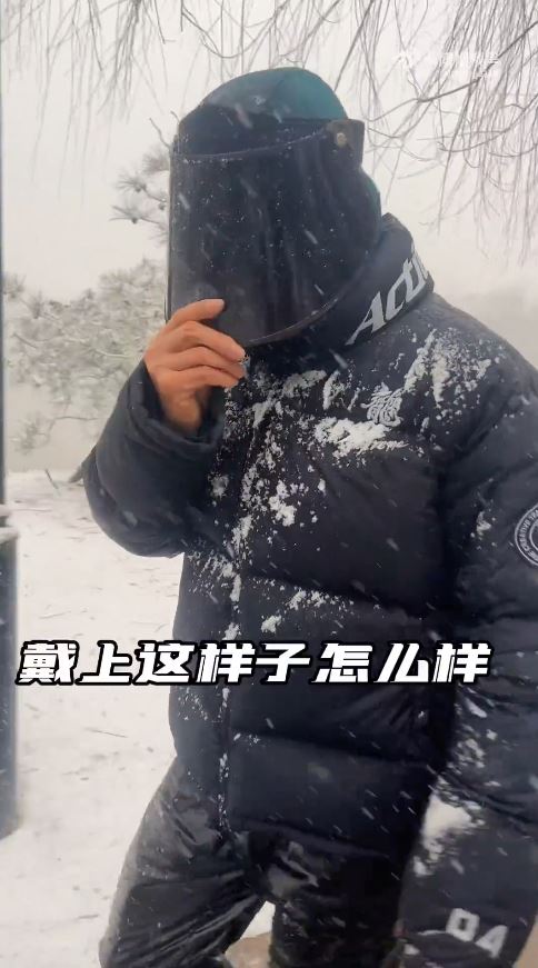 搞笑戴上太陽帽。