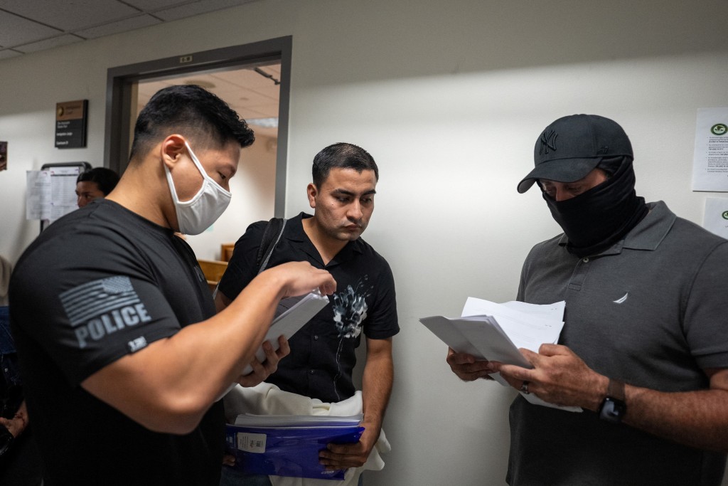 ICE等聯邦機構不時展開突擊搜查驅逐行動，被捕人士會被關押及驅逐。路透社