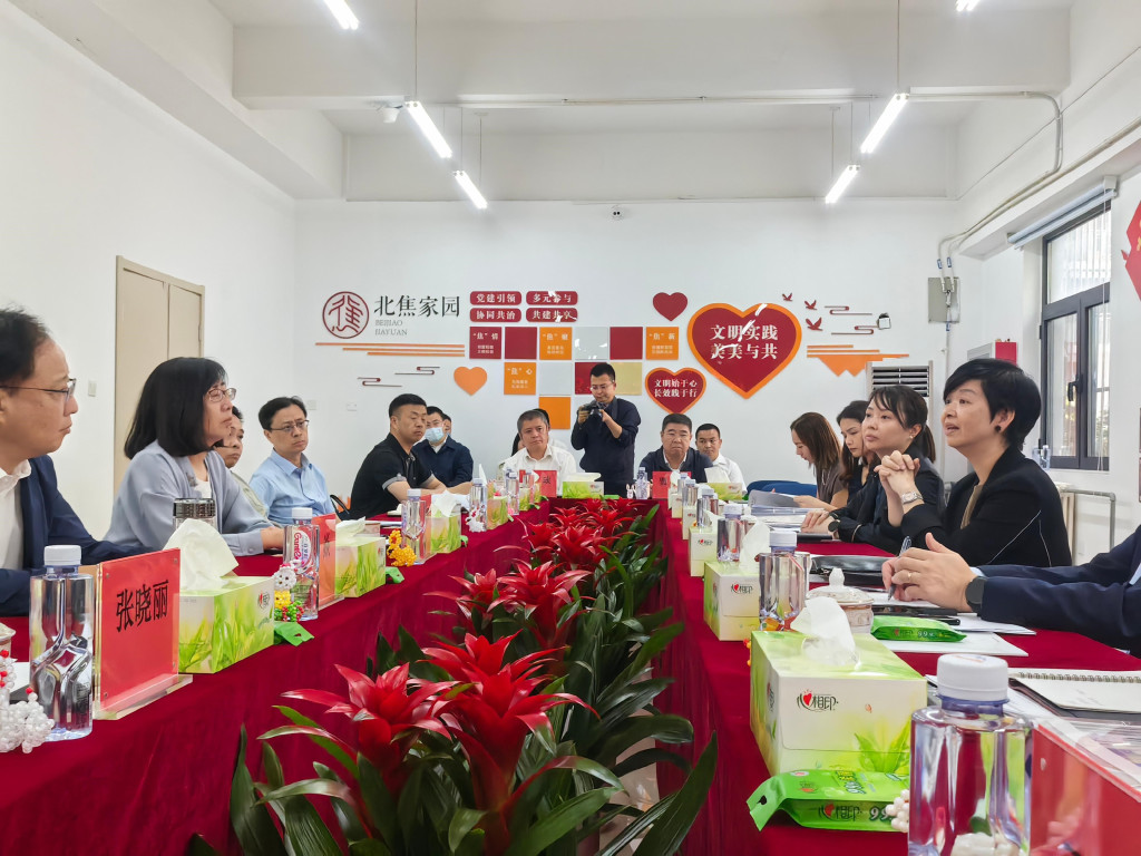 何永賢（右一）參與北京市住房和城鄉建設委員會及北京保障房中心有限公司舉行的座談會，進行交流研討。