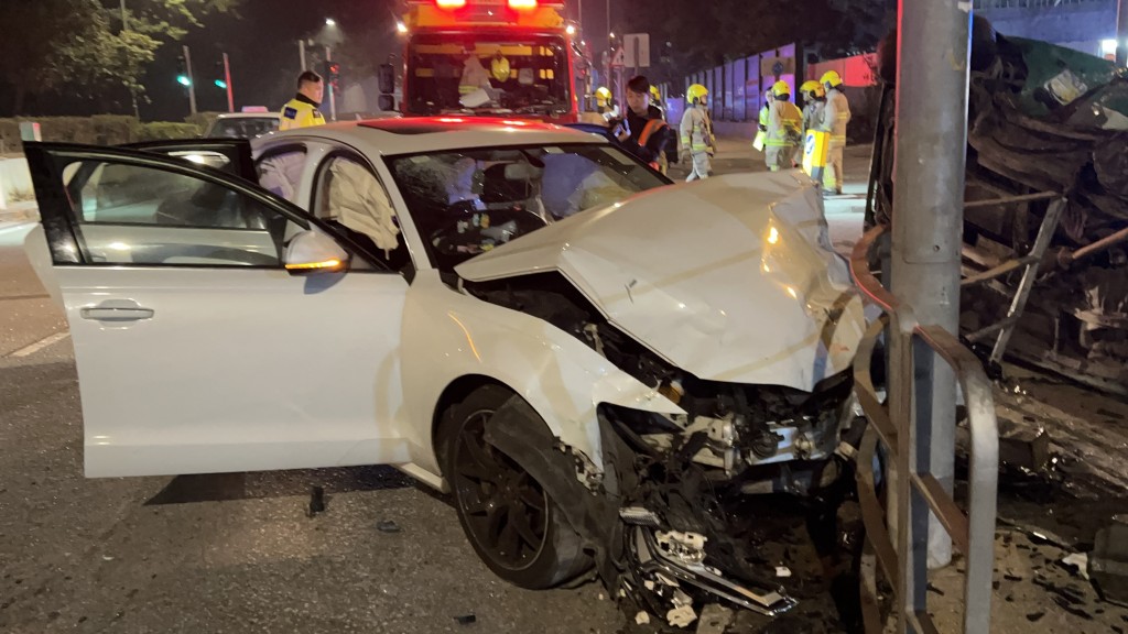 私家車車頭嚴重損毀。 私家車車頭嚴重損毀。