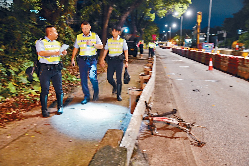 老翁騎單車過馬路遭車撞飛後不治，警方封鎖現場調查。