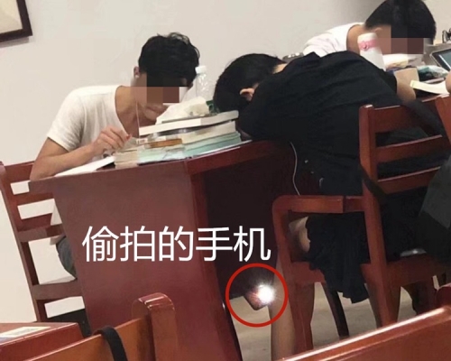 男生伸手放到枱下偷拍女生裙底因閃光燈太奪目而被揭發。網圖