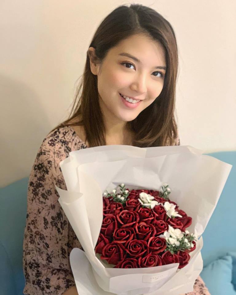 單文柔在社交網站上傳一張手持玫瑰花的自拍照。網圖