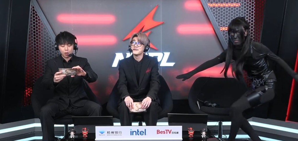 “喳喳”以“柯南黑衣人”神反击网民的道德指控。微博